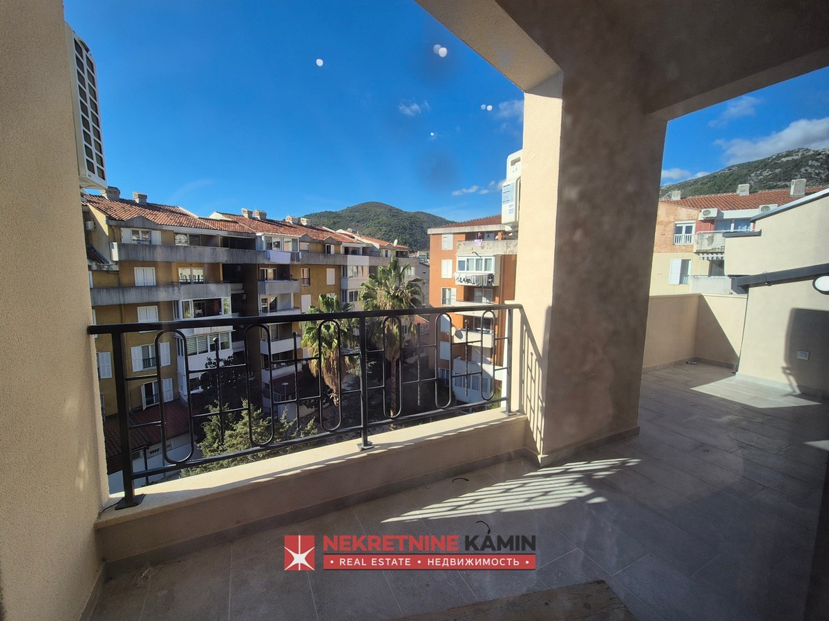 Prostran jednosoban stan sa galerijom i velikom terasom, Adok-Budva 